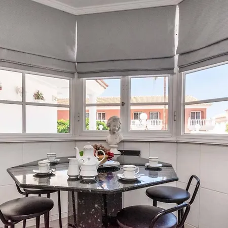 Beautiful 3 Bedroom Private Heated Pool Villa *